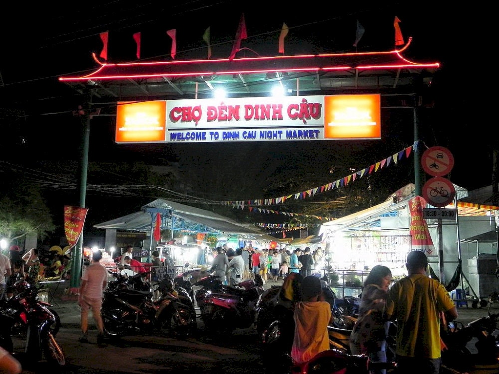 The Dinh Cau Night Market has a lively and bustling atmosphere